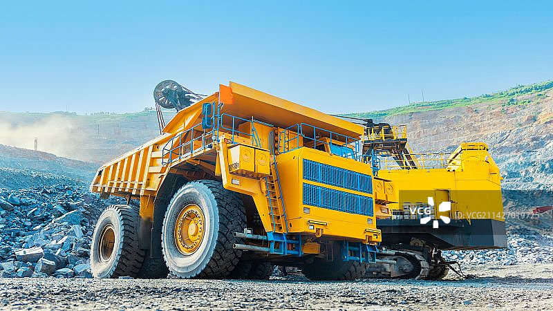 铁矿石期货价格反弹，中国需求支撑价格，特朗普关税政策影响，价格还能坚挺多久？